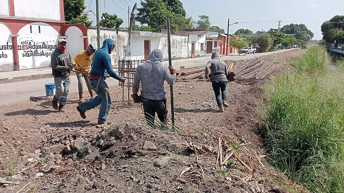 empleados trabajando en las vías del tren